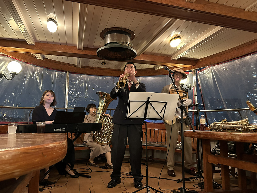 乗船中の演奏の様子